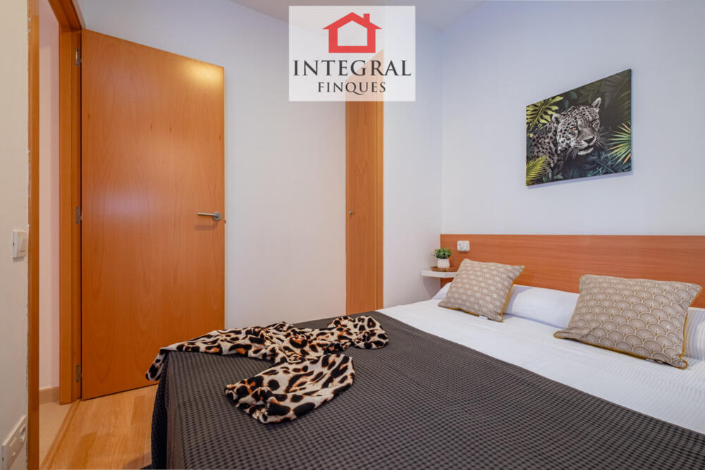 Habitació amb cortines per dormir en la foscor.