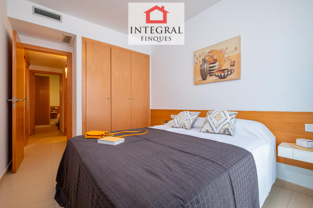 Habitació amb armaris empotrats per deixar l'equipatge.