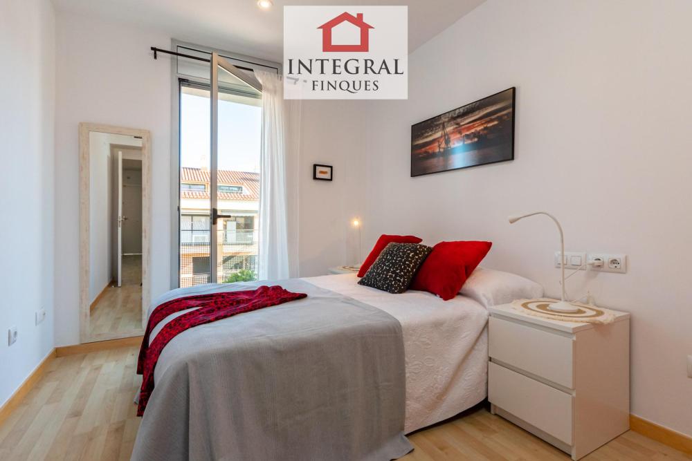 Habitació doble amb llit de matrimoni i un petit balcó. Habitació doble amb llit de matrimoni i un petit balcó.