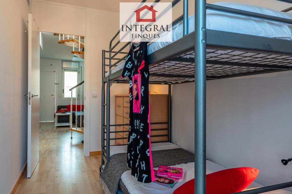 Habitació amb un armari de fusta. Habitació amb un armari de fusta.