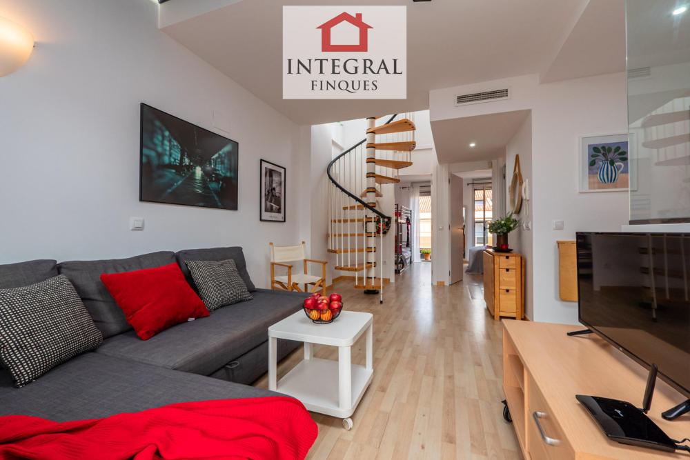 Sala d'estar-menjador amb accès a la cuina. Sala d'estar-menjador amb accès a la cuina.