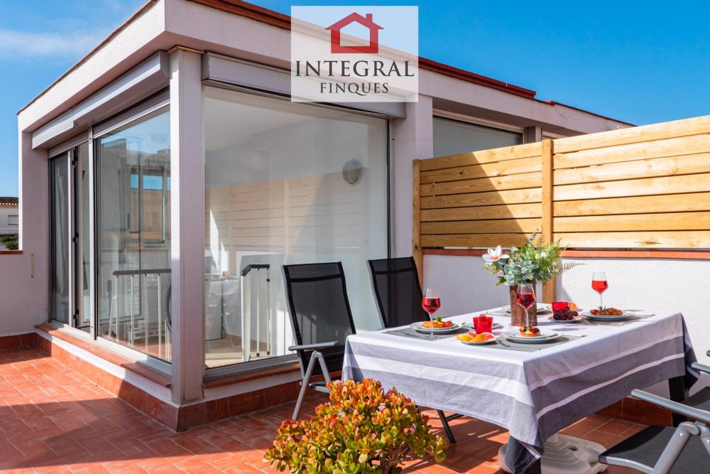 Terrassa ideal per prendre el sol durant les vacances. Terrassa ideal per prendre el sol durant les vacances.