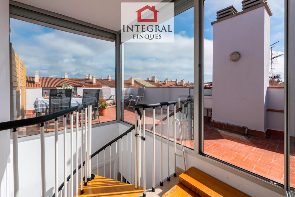 Accés a la terrassa per poder passar moments amb família. Accés a la terrassa per poder passar moments amb família.