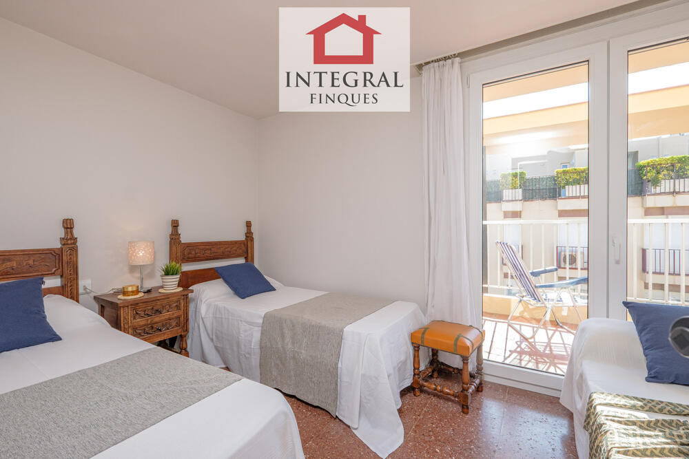Habitació triple amb accés a la terrassa.