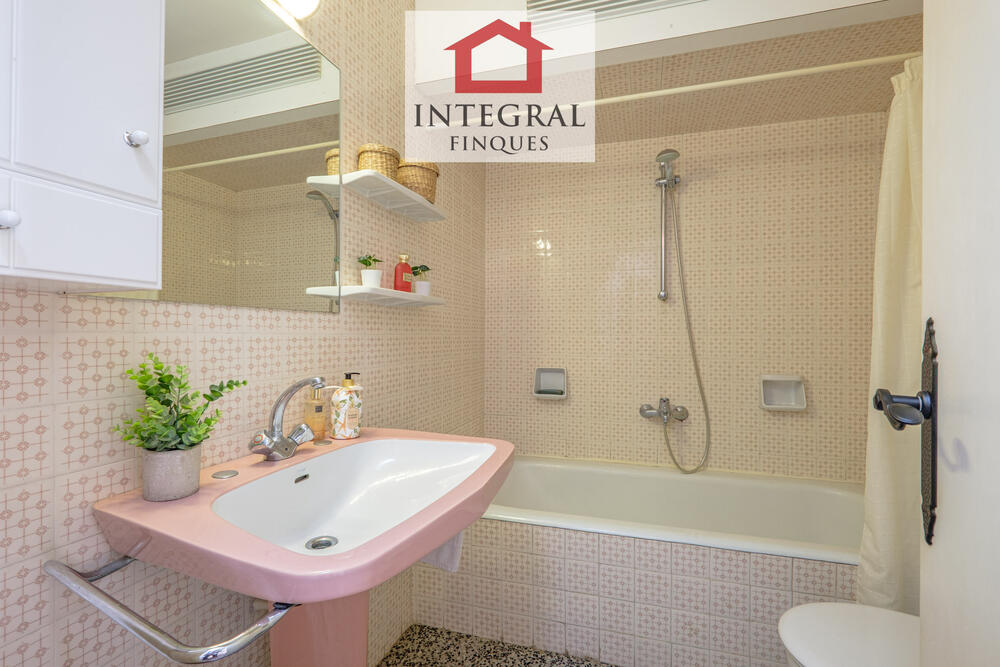 Lavabo totalment equipat amb banyera.