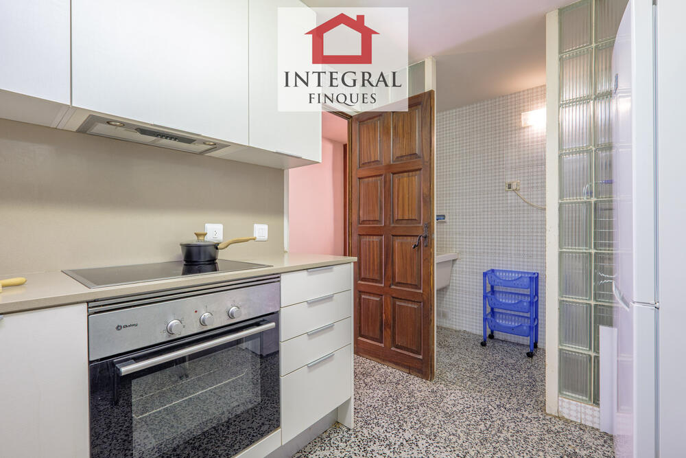 Cuina amb safareig incorporat.