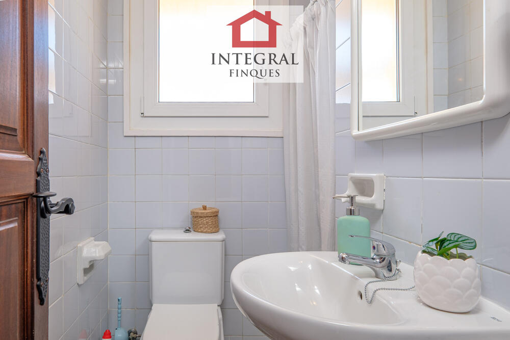Lavabo de l'habitació amb dos llits individuals.