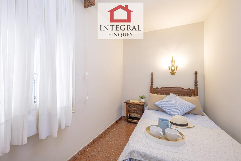 Habitació amb un llit individual.