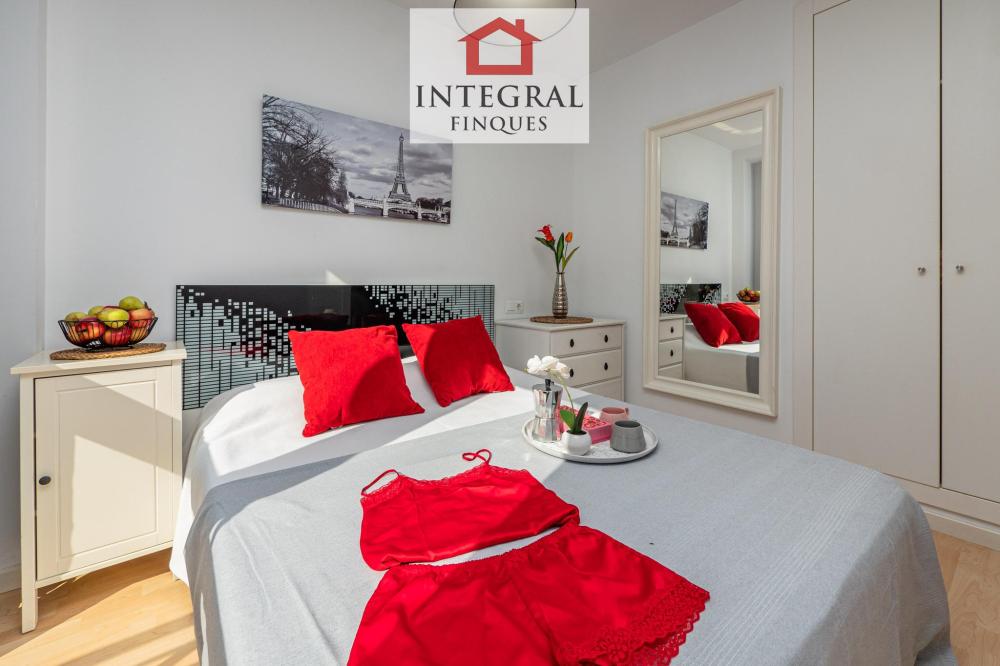 Lluminosa i còmoda habitació doble amb armaris de paret. Lluminosa i còmoda habitació doble amb armaris de paret.