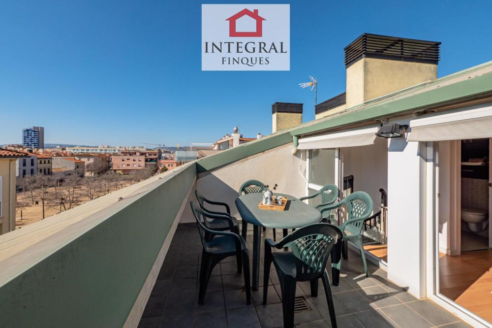Terrassa amb tendal i espaioses vistes Terrassa amb tendal i espaioses vistes
