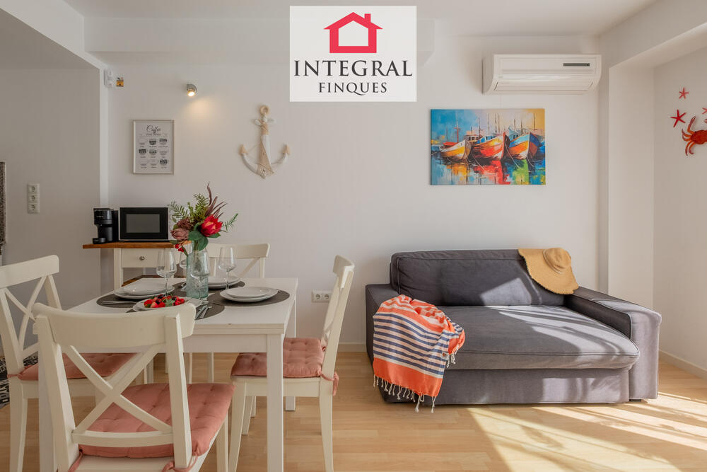Sala d'estar-menjador equipat amb tot el necessari per a unes vacances tranquil·les.