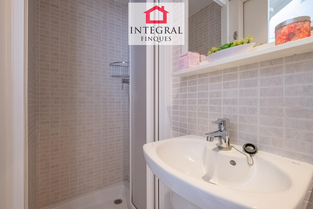 Lavabo de la primera planta equipat amb dutxa.