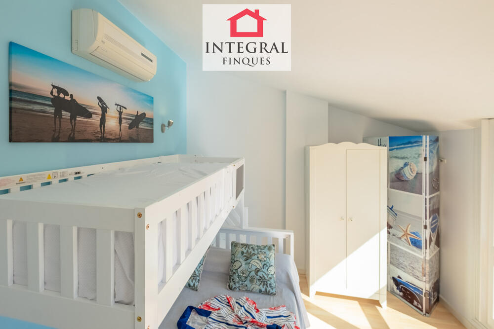 Habitació triple a la planta superior amb aire condicionat tipus Split.