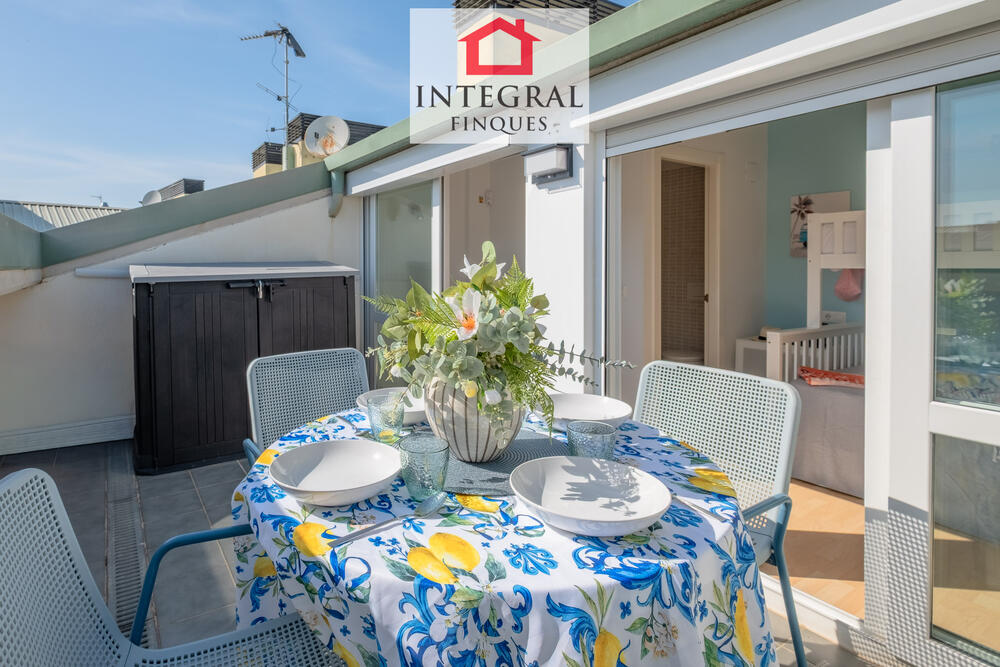 Terrassa de la planta superior per gaudir del sol amb família o amics.