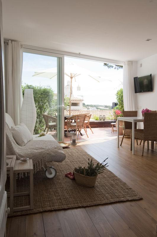 Apartamento totalmente reformado con un dormitorio y terraza con vistas al mar