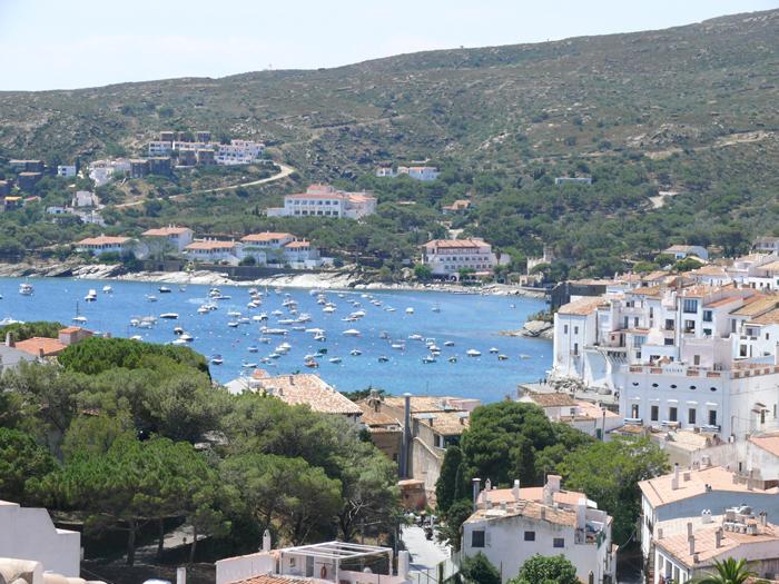 Apartamento con dos habitaciones y vistas al mar situado en una zona tranquila de Cadaqués