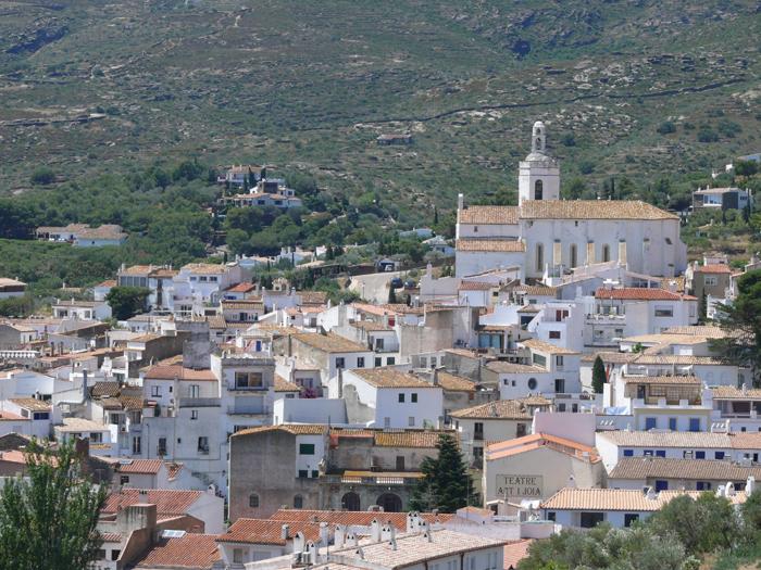 Apartamento con dos habitaciones y vistas al mar situado en una zona tranquila de Cadaqués