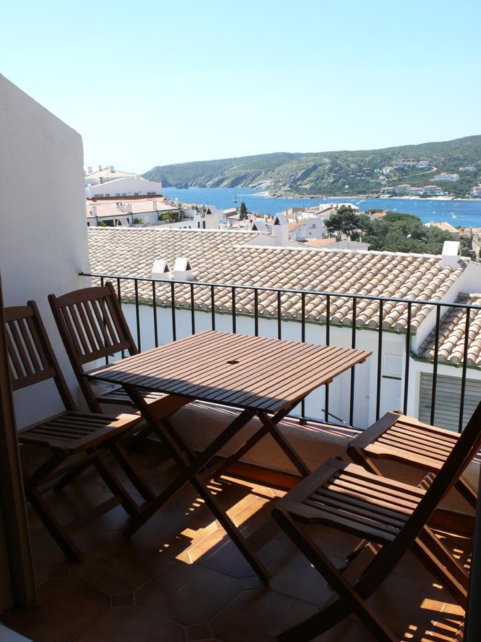 Apartamento con dos habitaciones y vistas al mar situado en una zona tranquila de Cadaqués