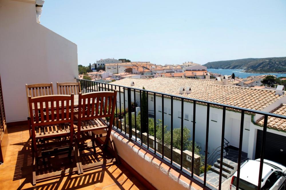 Apartamento con dos habitaciones y vistas al mar situado en una zona tranquila de Cadaqués