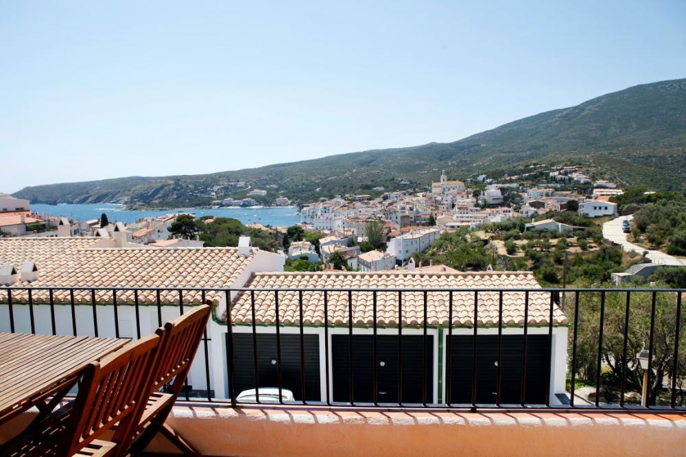 Apartamento con dos habitaciones y vistas al mar situado en una zona tranquila de Cadaqués