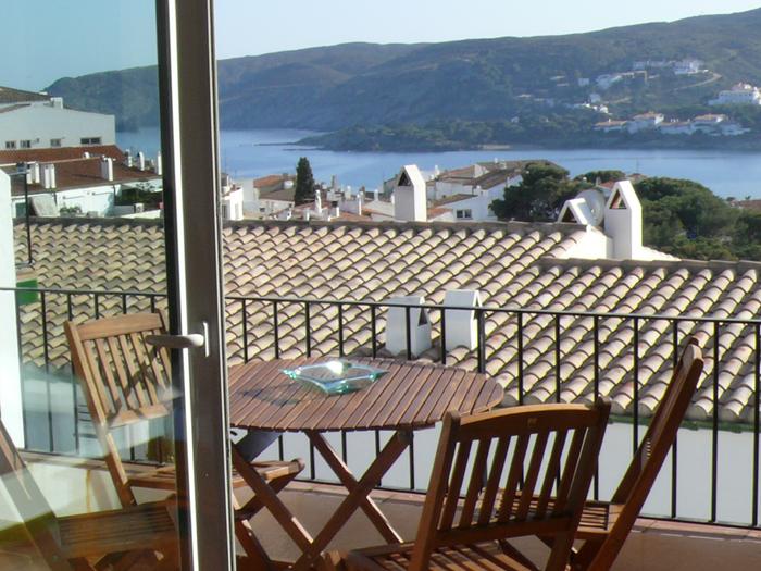Apartamento de dos habitaciones con vistas al mar, situado en una area tranquila de Cadaqués Apartamento de dos habitaciones con vistas al mar, situado en una area tranquila de Cadaqués