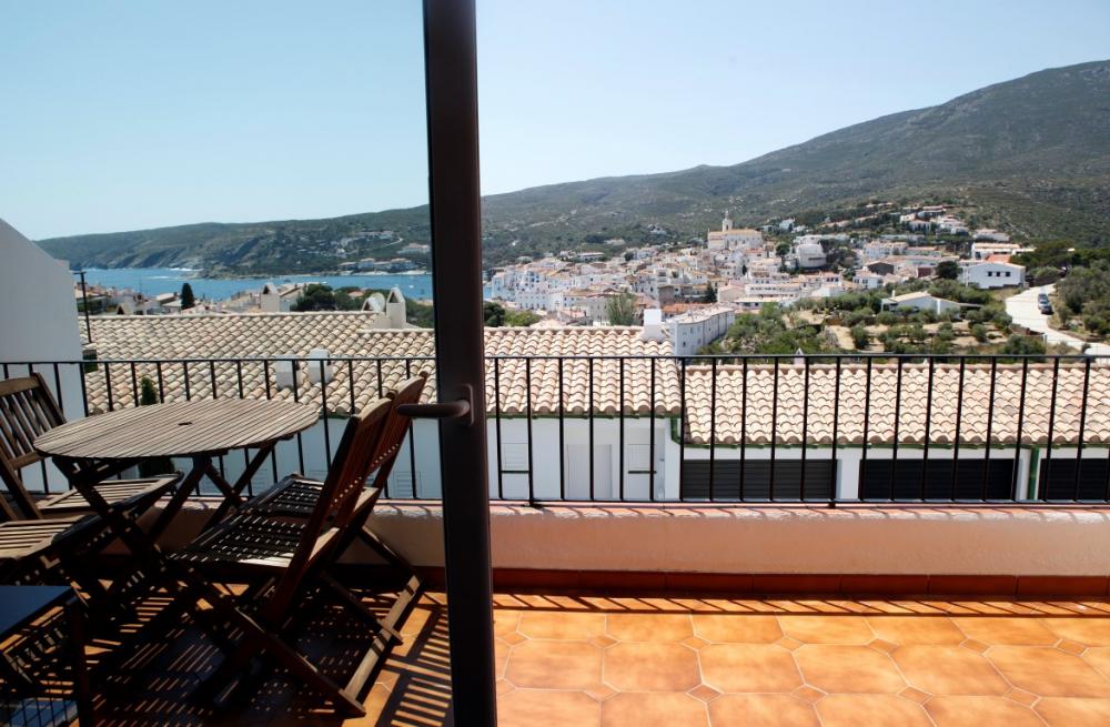Apartamento de dos habitaciones con vistas al mar, situado en una area tranquila de Cadaqués