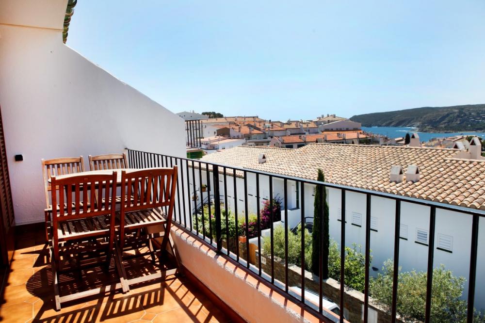 Apartamento de dos habitaciones con vistas al mar, situado en una area tranquila de Cadaqués