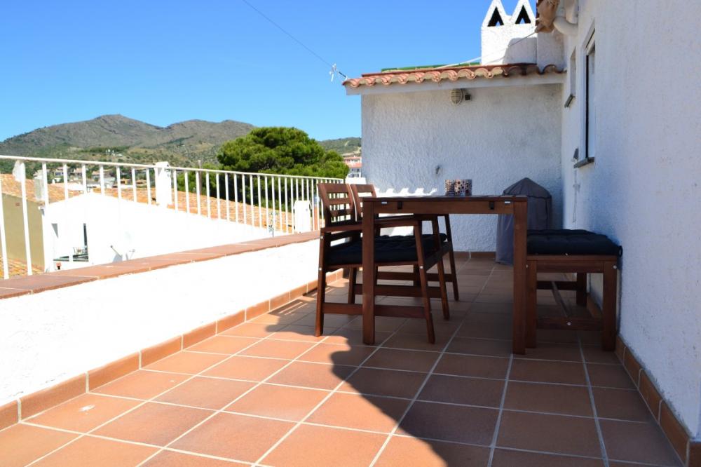 Apartamento de un dormitorio con terraza y vistas al mar