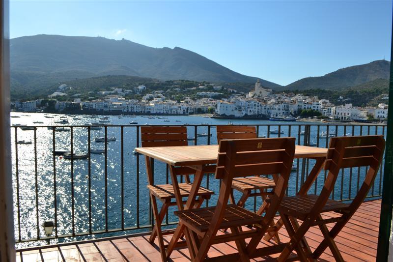 Apartamento con dos dormitorios con terraza y vistas al mar.