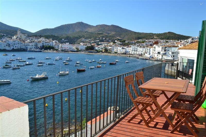 Apartamento con dos dormitorios con terraza y vistas al mar.