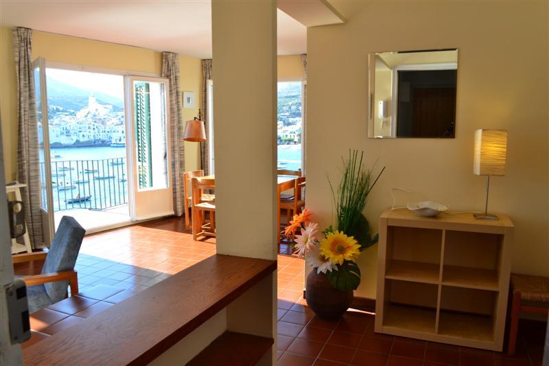 Apartamento con dos dormitorios con terraza y vistas al mar.