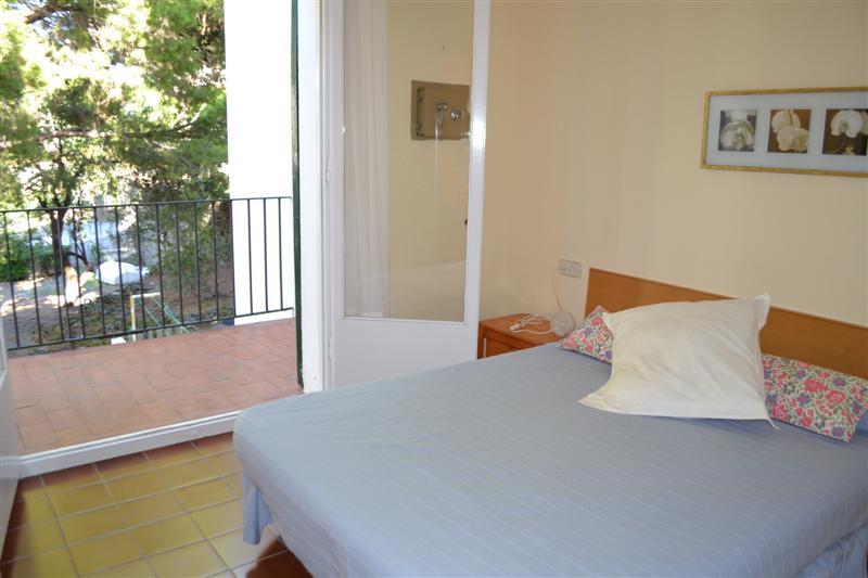 Apartamento con dos dormitorios con terraza y vistas al mar.