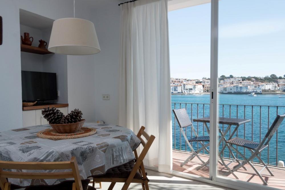 101.53 Riba Pitxot Apartamento con dos dormitorios y grandes vistas al mar en el centro de Cadaqués Apartament Port Alguer Cadaqués