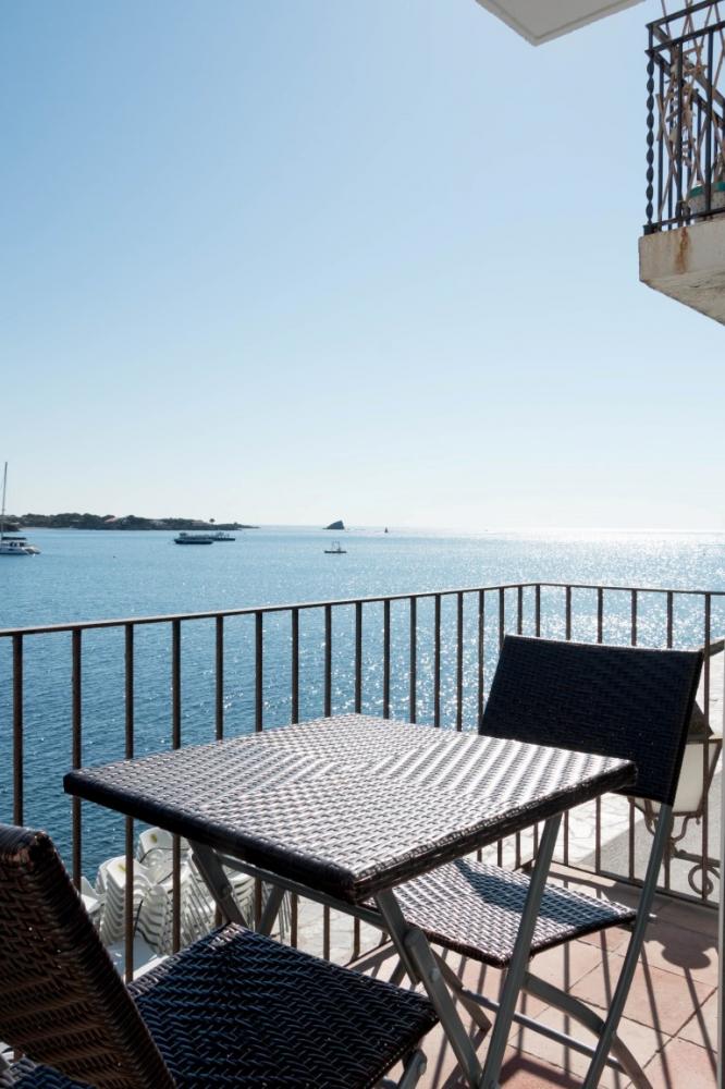 101.53 Riba Pitxot Apartamento con dos dormitorios y grandes vistas al mar en el centro de Cadaqués Apartament Port Alguer Cadaqués