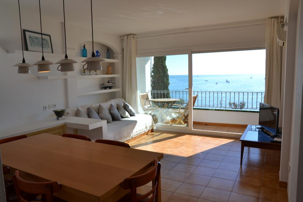 Apartamento con dos dormitorios con impresionantes vistas a la bahía de Cadaqués.