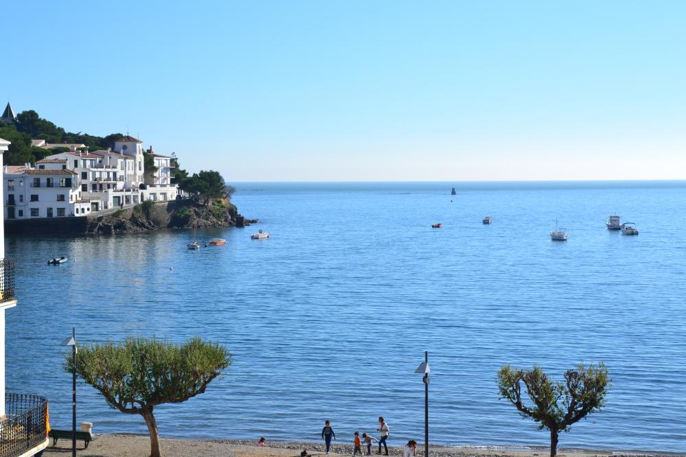 Apartamento con dos dormitorios con impresionantes vistas a la bahía de Cadaqués.