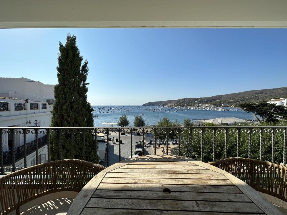 101.80 Passeig Apartamento con dos dormitorios con impresionantes vistas a la bahía de Cadaqués. Appartement Passeig Cadaqués