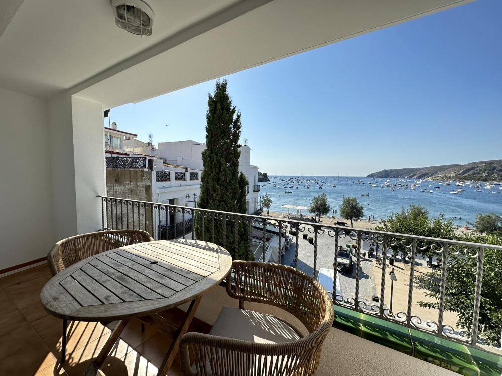 101.80 Passeig Apartamento con dos dormitorios con impresionantes vistas a la bahía de Cadaqués. Appartement Passeig Cadaqués