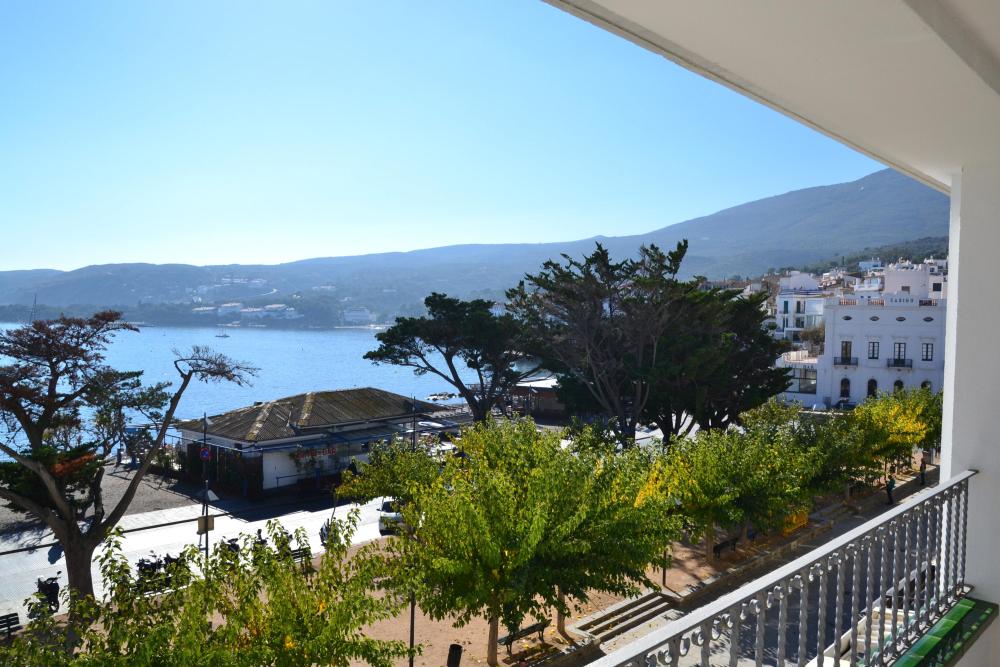 101.80 Passeig Apartamento con dos dormitorios con impresionantes vistas a la bahía de Cadaqués. Apartamento Passeig Cadaqués