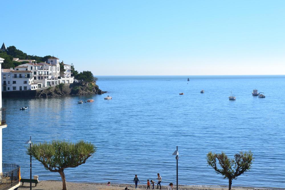 101.80 Passeig Apartamento con dos dormitorios con impresionantes vistas a la bahía de Cadaqués. Apartamento Passeig Cadaqués