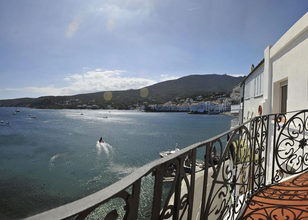 Apartamento con tres dormitorios y terraza delante de la playa de Es Poal