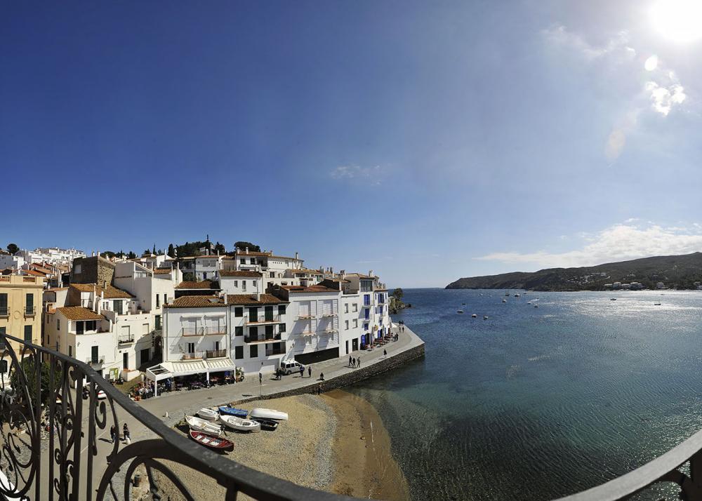 Apartamento con tres dormitorios y terraza delante de la playa de Es Poal