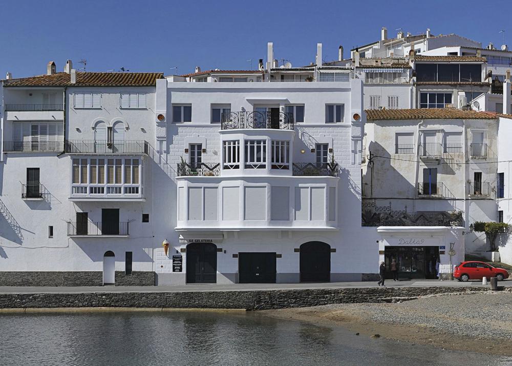 Apartamento con tres dormitorios y terraza delante de la playa de Es Poal