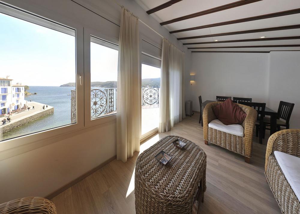 Apartamento con tres dormitorios y terraza delante de la playa de Es Poal