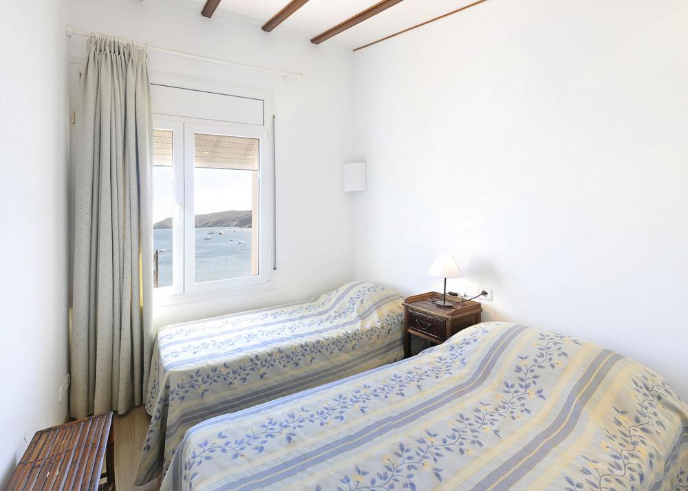 Apartamento con tres dormitorios y terraza delante de la playa de Es Poal