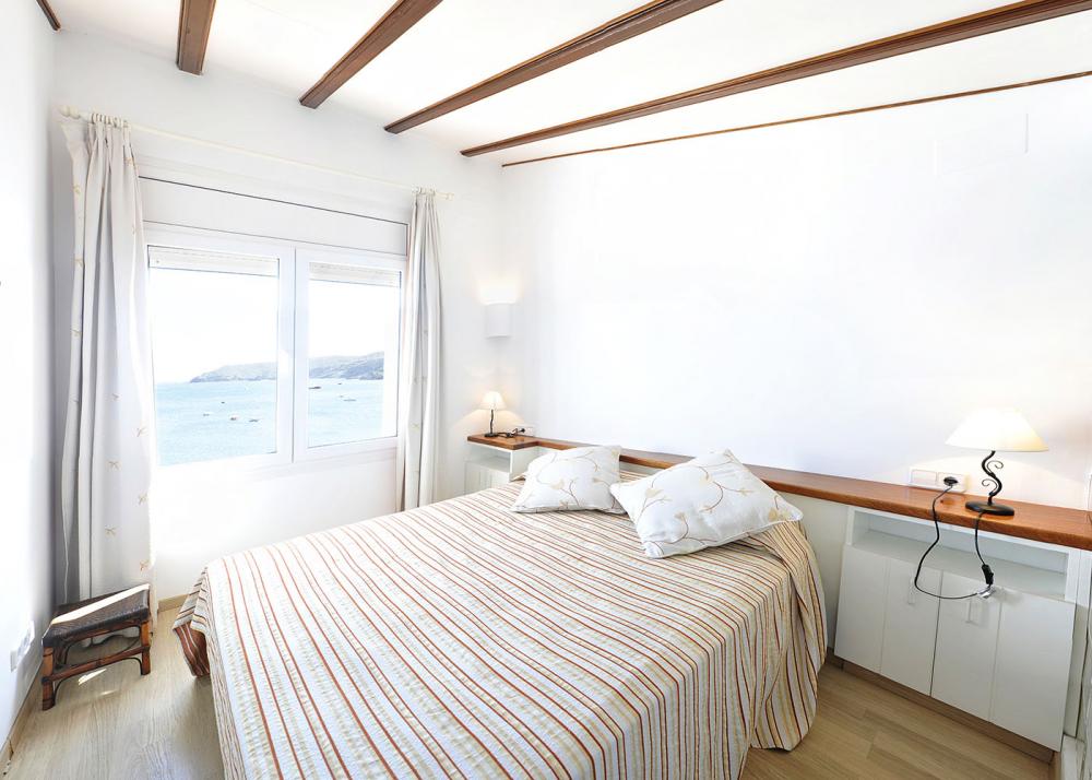 Apartamento con tres dormitorios y terraza delante de la playa de Es Poal