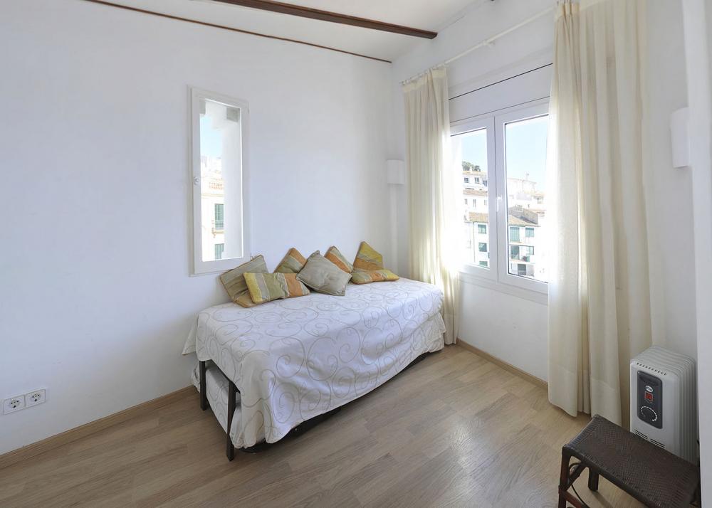 Apartamento con tres dormitorios y terraza delante de la playa de Es Poal