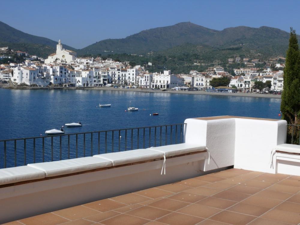 101.69 Av. Victor Rahola Apartamento de dos dormitorios con piscina, jardín y gran terraza con vistas al mar y al pueblo de Cadaqués Apartamento Es Colom Cadaqués