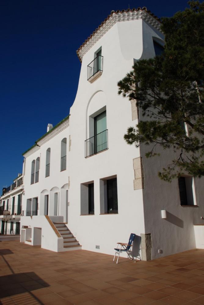 101.69 Av. Victor Rahola Apartamento de dos dormitorios con piscina, jardín y gran terraza con vistas al mar y al pueblo de Cadaqués Apartamento Es Colom Cadaqués