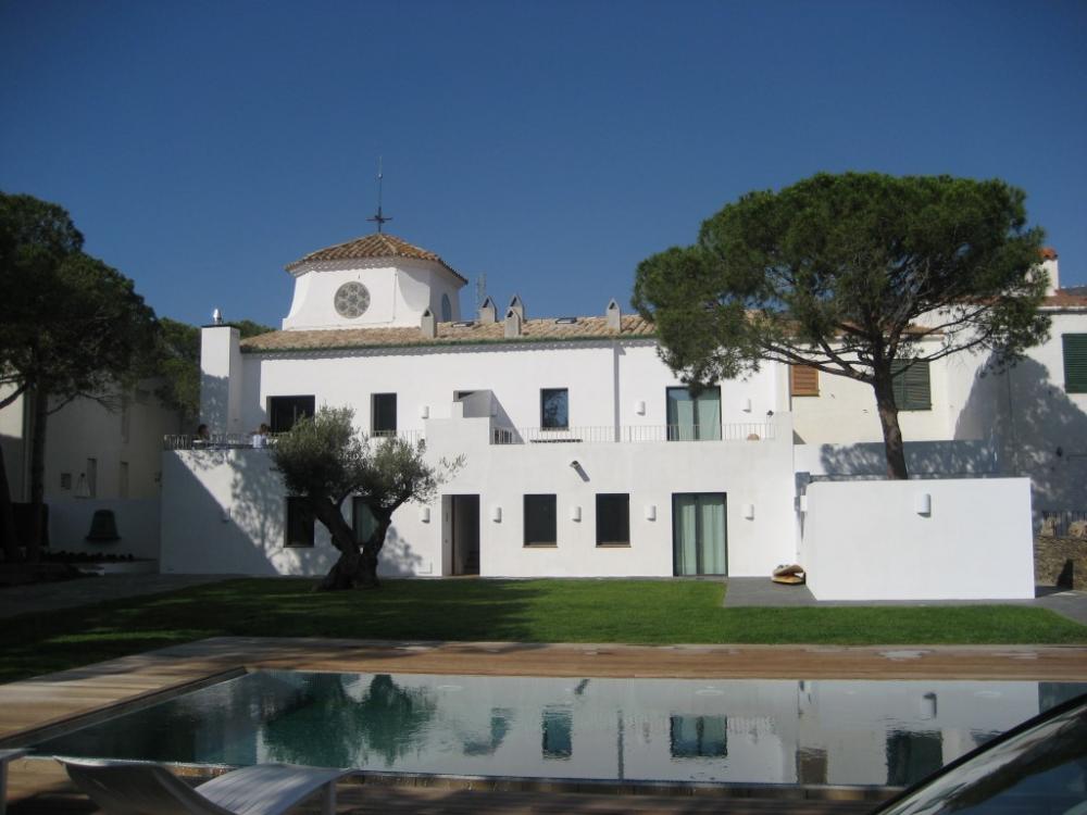 Apartamento de cuatro dormitorios con piscina, jardín y vistas al mar y al pueblo de Cadaqués